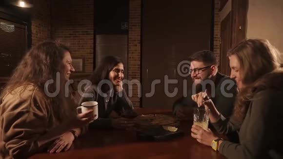 有趣的朋友在咖啡馆喝饮料时聊天视频的预览图