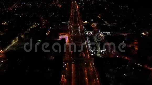华丽的夜城大道有购物中心和冰场空中拍摄视频的预览图