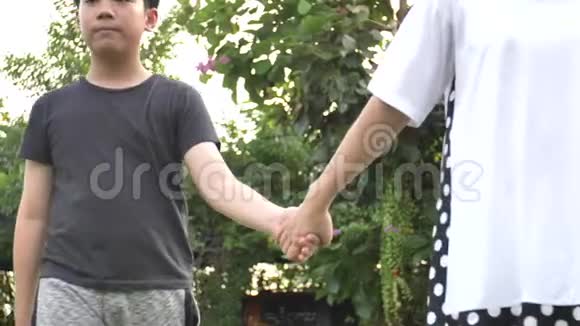 亚洲母亲在户外牵着儿子的手视频的预览图