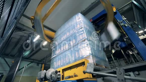 特殊机器包装瓶在工厂底部视图视频的预览图