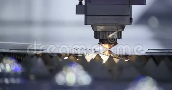 激光焊接机械技术切割特写金属制品视频的预览图