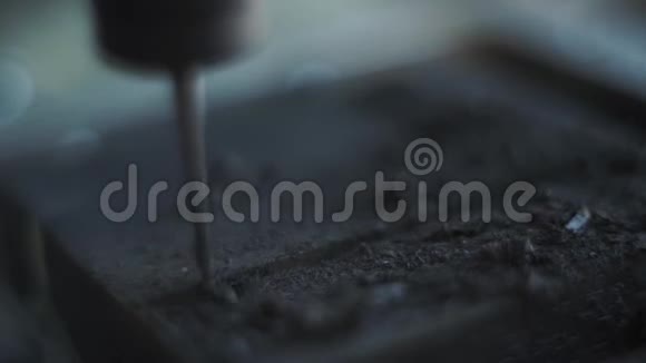 数控铣金属彩机切割黑木一种特殊设备的特写镜头用于在视频的预览图