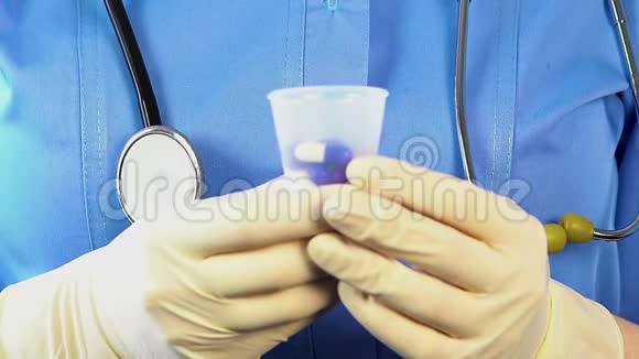 护士给予试验组剂量的药丸对人类药物的临床试验视频的预览图