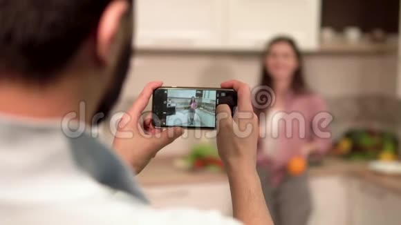 男孩拍女友的照片视频的预览图