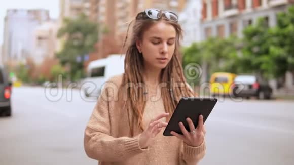 千禧女孩在户外使用小玩意视频的预览图