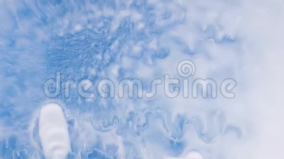 一阵阵混乱的风和一阵阵白色的油漆在蓝色的背景上视频的预览图