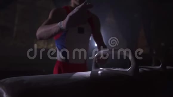 在黑暗的背景下鞍马的特写和缓慢运动的男性手烟镁砂筹备视频的预览图