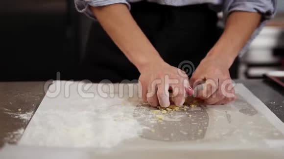 把女人的手收起来揉面团做馅饼或饼干在厨房准备甜面包店的糖果师烹饪视频的预览图