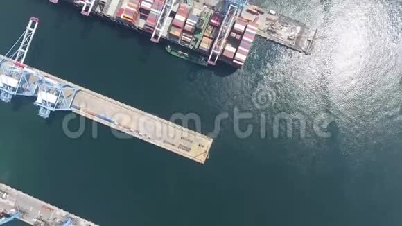 从鸟瞰集装箱港视频的预览图