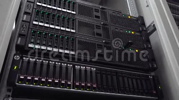 服务器室网互联网和网络电信技术大数据存储超级计算机动感镜头视频的预览图