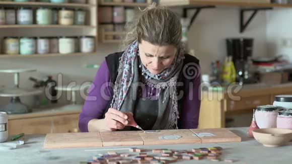 女陶工用cuerdaseca技术制作瓷砖视频的预览图