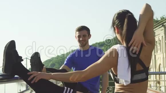 年轻的运动情侣在晨跑前一起在户外活动视频的预览图