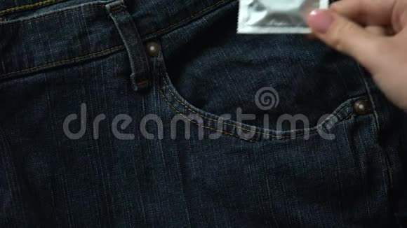 女性将避孕套放入牛仔裤口袋预防艾滋病和性病视频的预览图