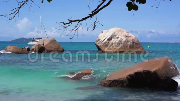 塞舌尔普拉斯林岛美丽的海景岛屿石质海岸位于印度洋旅游放松视频的预览图