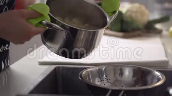 煮意大利面将通心粉水通过水槽中的一个水槽排出视频的预览图