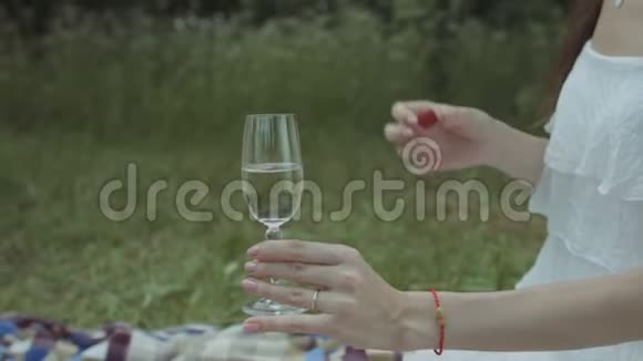 一杯香槟和美味的红草莓视频的预览图