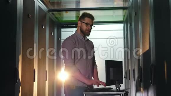 男程序员在服务器机房与计算机一起工作视频的预览图
