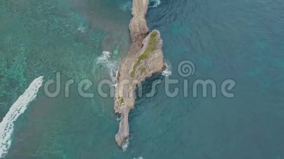 俯瞰美丽的阿图海滩蓝色的海浪山脉和小岛屿视频的预览图