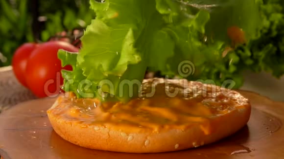 新鲜的生菜放在面包上吃芝士汉堡视频的预览图