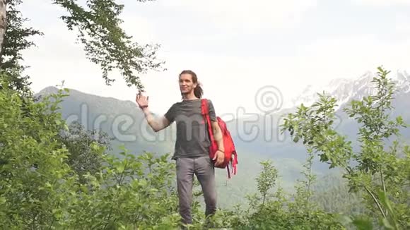 带背包的旅行者举起双手背景山脉景观视频的预览图