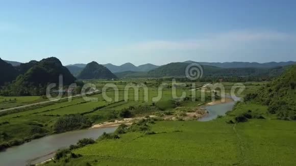 空中观景路在无边无际的高原山谷中穿过河流视频的预览图