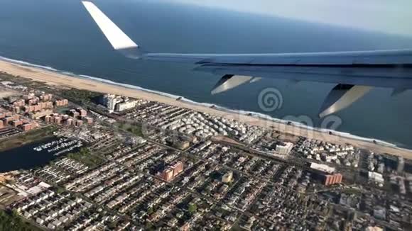 在纽约市上空飞行的飞机视频的预览图