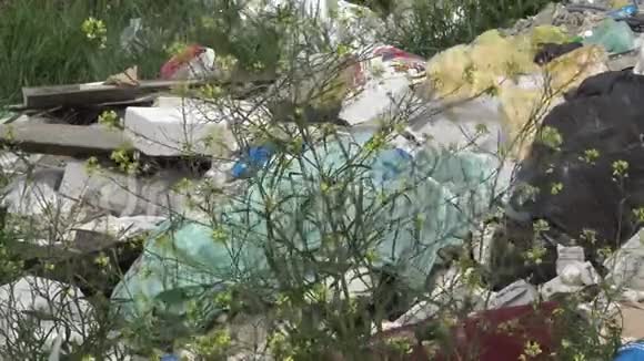 水库岸边的一堆塑料垃圾环境污染生态自然无组织垃圾场视频的预览图