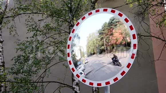 路边的镜子视频的预览图