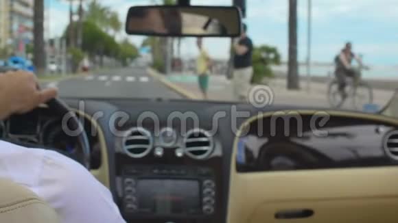 男子驾驶豪华轿车在红绿灯处停车遵守道路规定视频的预览图