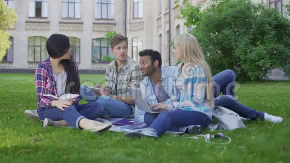 高年级学生交流在户外校园休息教育视频的预览图