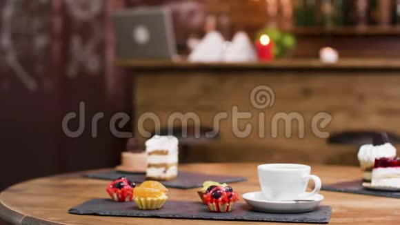 甜水果馅饼和一杯新鲜咖啡视频的预览图