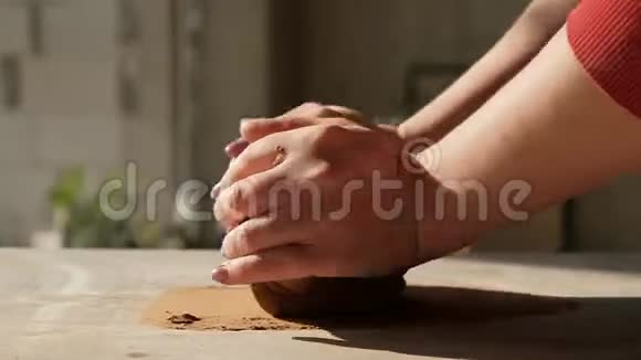 翻拍女手混泥土球猴式特写镜头视频的预览图
