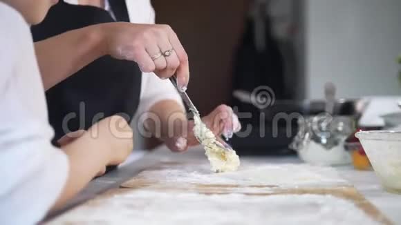 带着金发女儿的年轻女子在早晨的厨房做奶酪薄饼视频的预览图