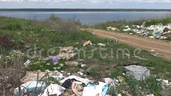水库岸边的一堆塑料垃圾环境污染自然生态视频的预览图