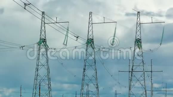 三个发射塔在天空的背景上上面有云照相机视频的预览图