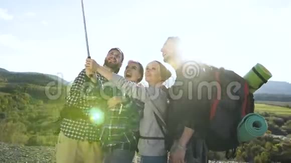 群朋友在山上背景上自拍视频的预览图