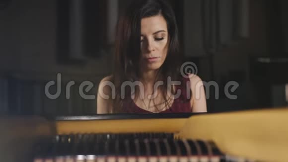 那个女人在音乐厅里弹钢琴靠近一个女人视频的预览图