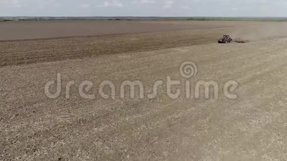 农民在拖拉机上用播种机耕作土地视频的预览图