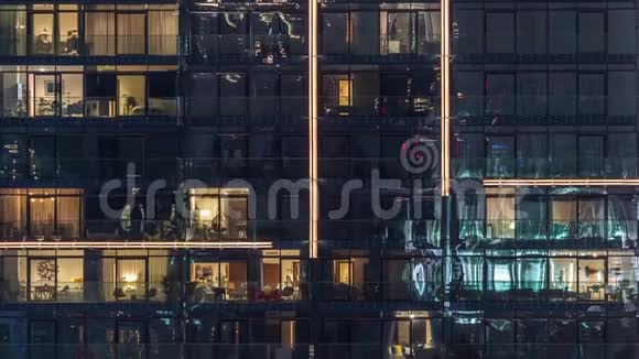 夜间城市环境中现代多层建筑窗户的灯光视频的预览图