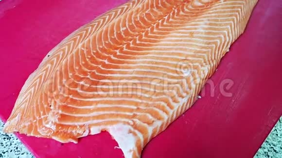 三文鱼全鱼片橙色食物视频的预览图