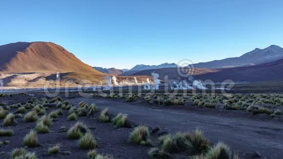 智利阿塔卡马沙漠ElTatio间歇泉场的时间推移视频的预览图