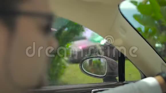超速驾驶特警追捕罪犯专业人员视频的预览图