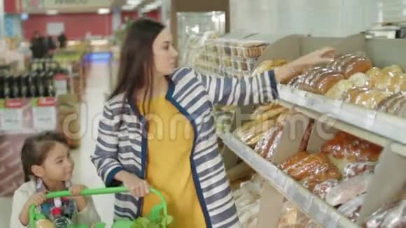 女人和女儿在超市买新鲜面包视频的预览图