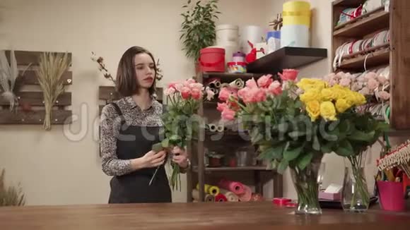 花女选择最新鲜的玫瑰并在工作室中创作花卉构图视频的预览图