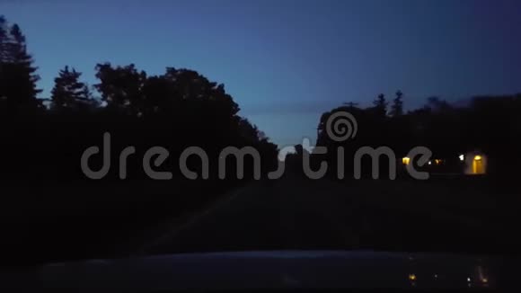 后景从后车驾驶农村公路夜间车景点及车后乡村街视频的预览图
