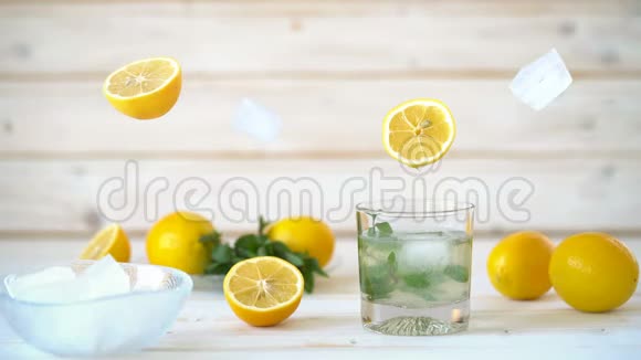 电影摄影将柠檬汁倒入装有冰块和薄荷的玻璃杯中视频的预览图