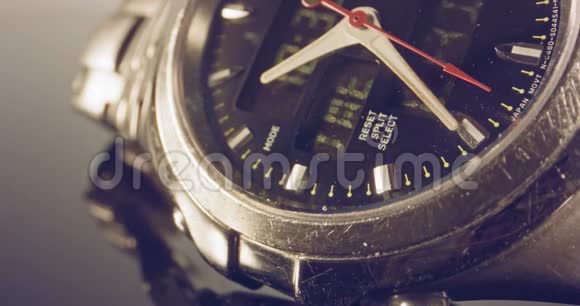 手表的宏观镜头与秒针滴答视频的预览图