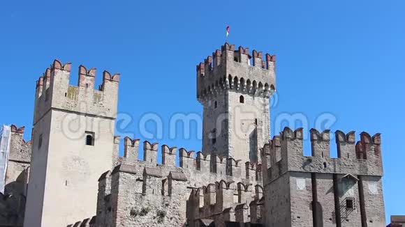 阳光明媚的一天美丽的斯卡利格罗城堡景色视频的预览图