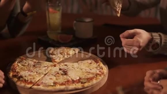 男人正和他的朋友在咖啡馆里坐在桌上吃一块披萨视频的预览图