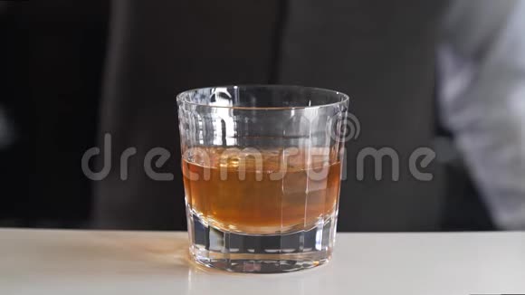 酒保在酒吧的酒精饮料中加入樱桃在酒吧里制作鸡尾酒酒精饮料鸡尾酒视频的预览图